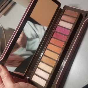 BYS Berries Eyeshadow Palette